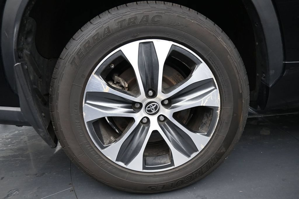 Used 2023 Toyota Highlander XLE AWD/4WD image 10
