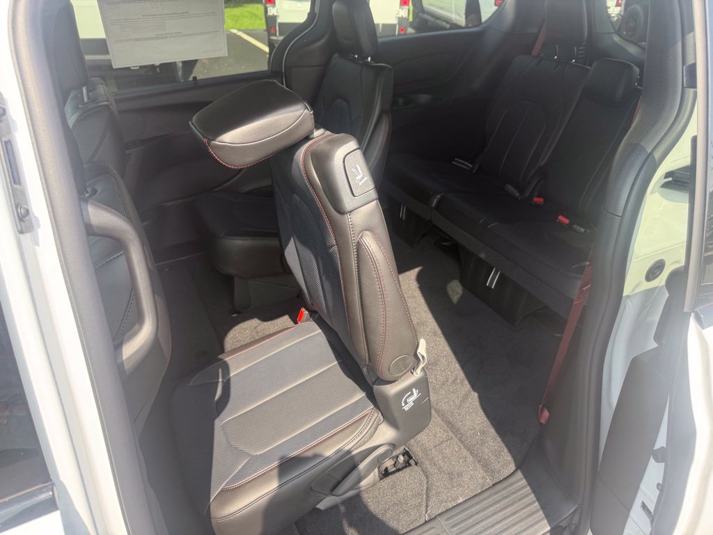 New 2027 Chrysler Pacifica Select FWD image 34