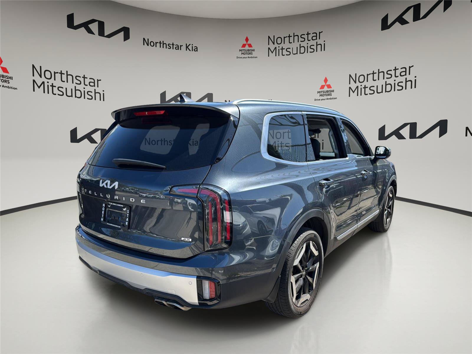 Used 2023 Kia Telluride EX w/ EX Captain's Chair Package AWD/4WD image 5