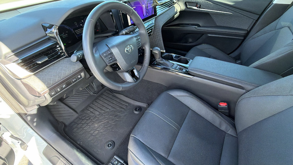 Used 2025 Toyota Camry XLE image 10