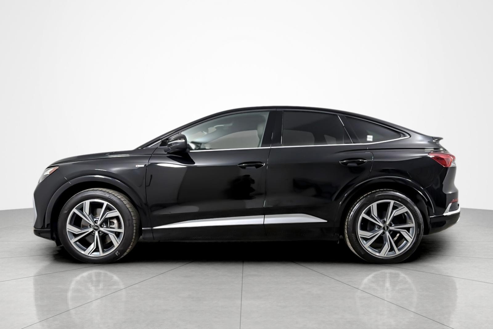 Used 2025 Audi Q4 e-tron Premium Plus w/ Premium Plus AWD/4WD image 2