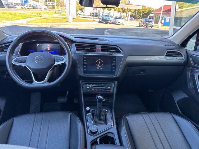 Certified 2022 Volkswagen Tiguan SE w/ Panoramic Sunroof Package AWD/4WD image 4