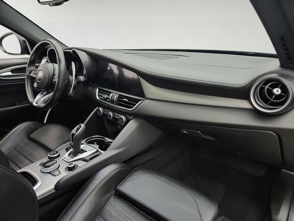 Used 2023 Alfa Romeo Giulia Veloce AWD/4WD image 28