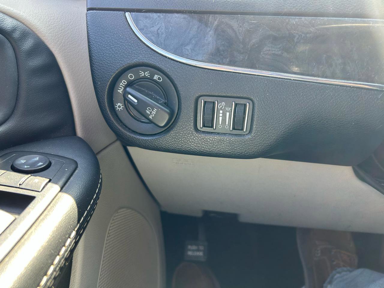 Used 2015 Chrysler Town & Country Touring image 25