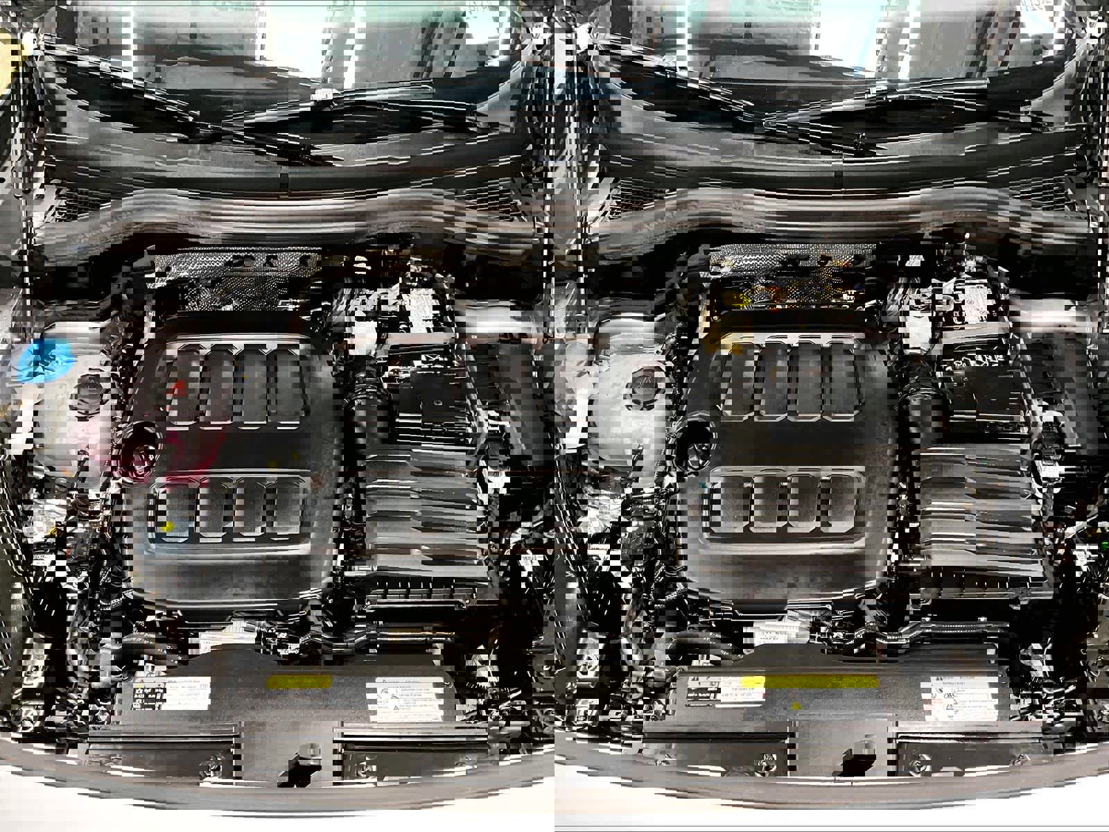 Certified 2025 Volkswagen Tiguan SE w/ Panoramic Sunroof Package image 12