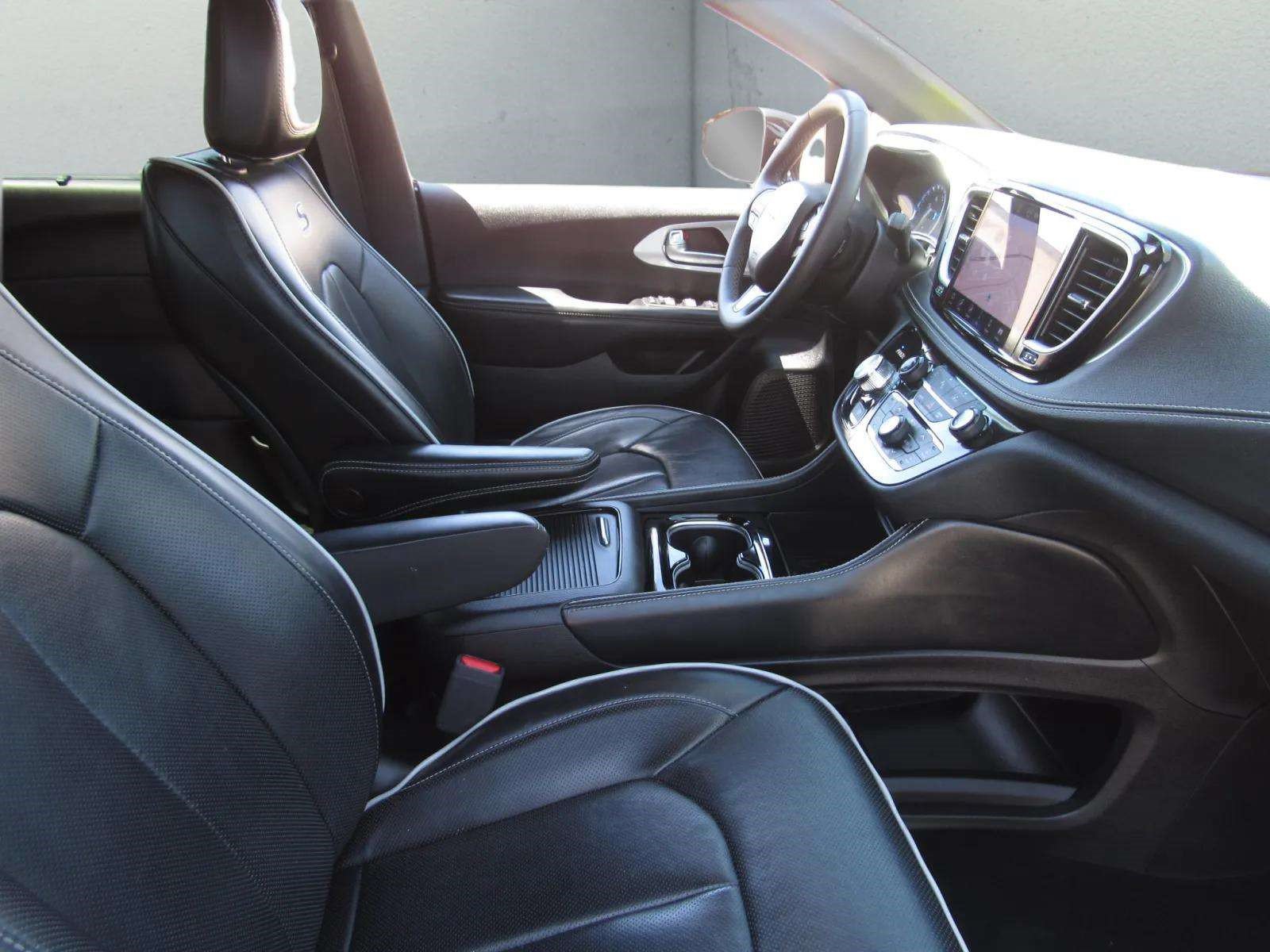 Used 2025 Chrysler Pacifica Limited FWD image 9
