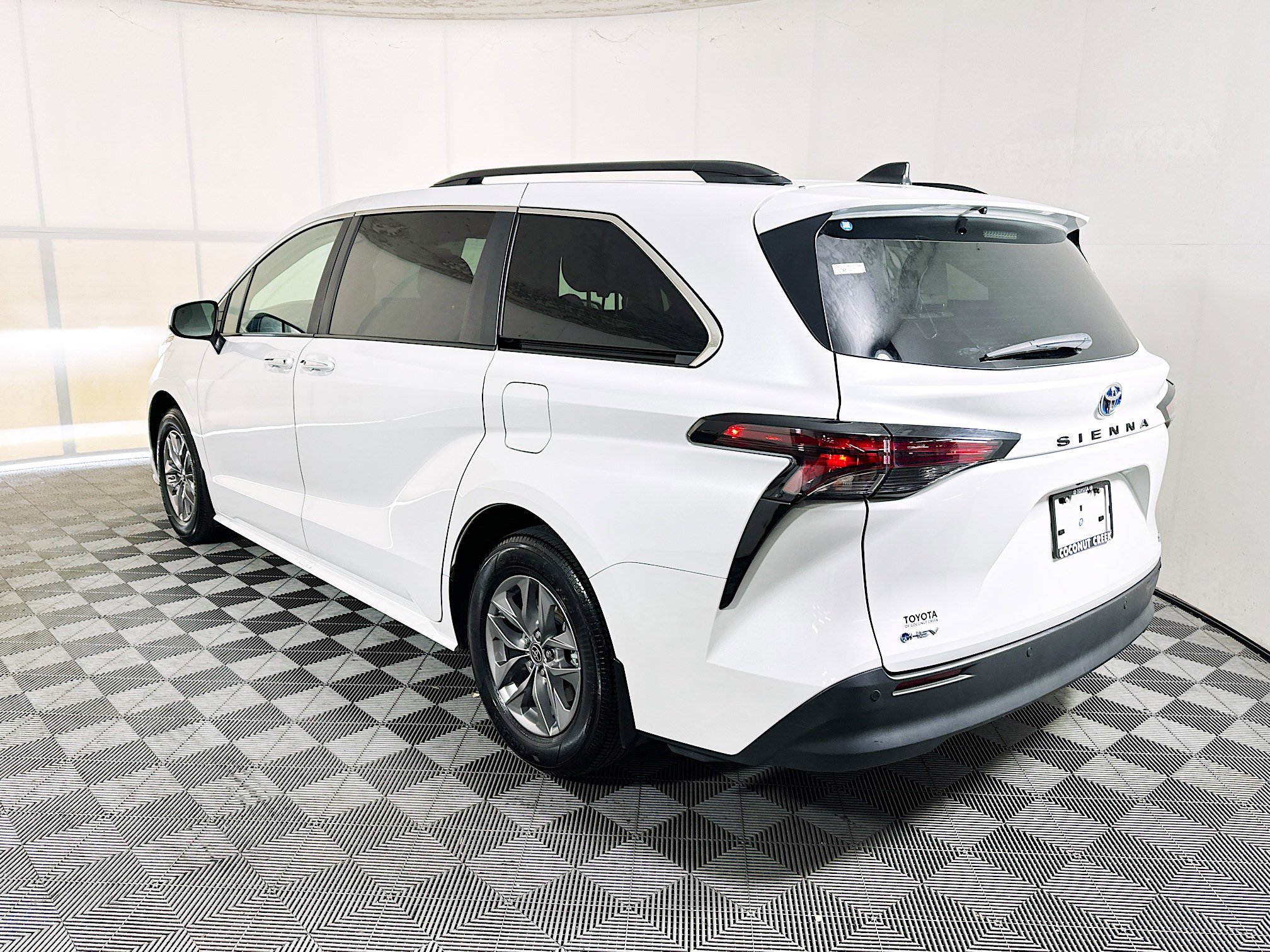 Used 2025 Toyota Sienna XLE FWD image 5