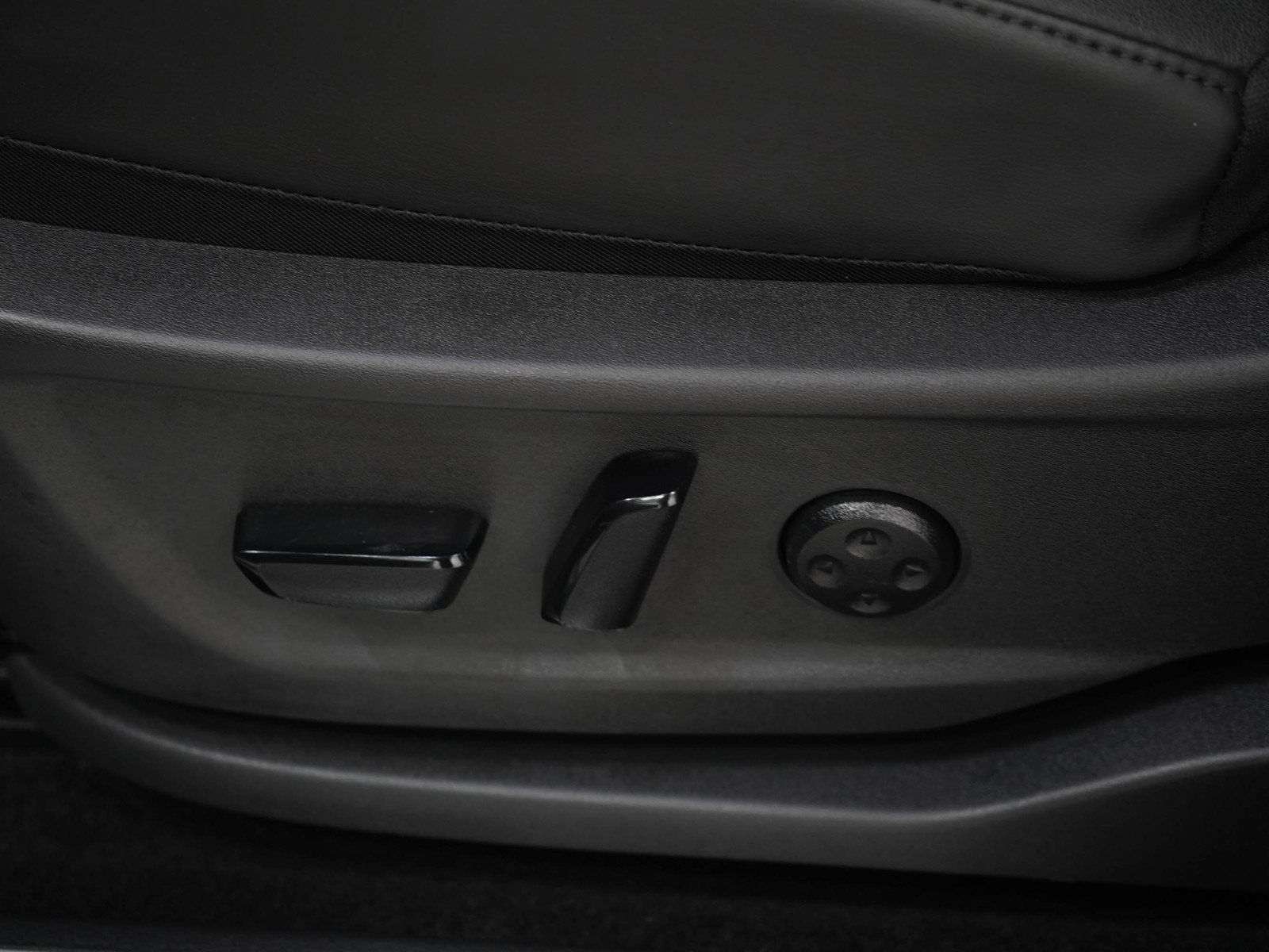 Used 2025 Nissan Ariya AWD image 25
