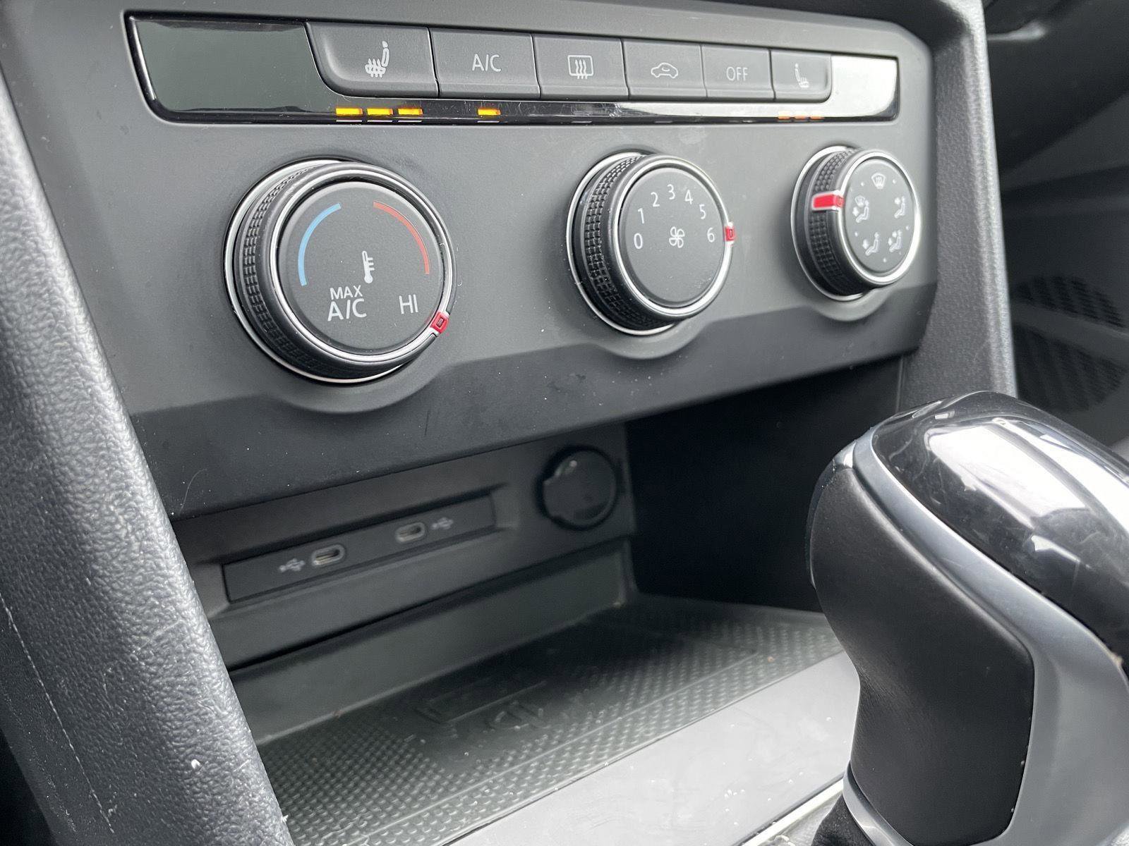 Used 2022 Volkswagen Taos SE w/ Panoramic Sunroof Package image 29