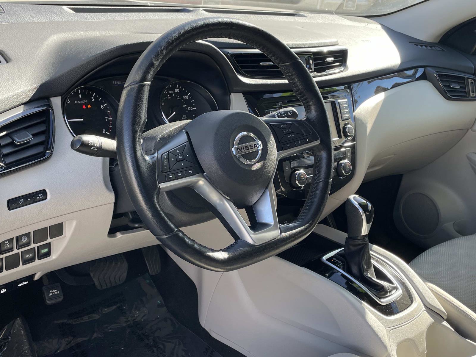 Used 2021 Nissan Rogue Sport SV image 2