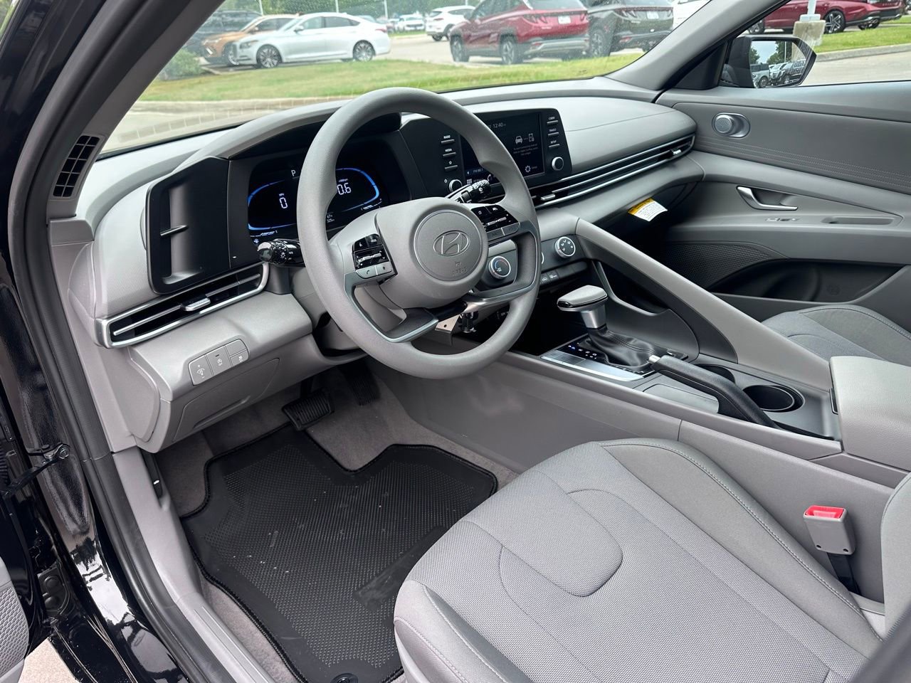 Used 2026 Hyundai Elantra SE FWD image 23