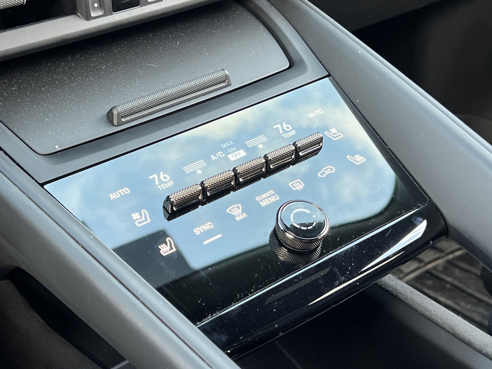 Certified 2025 Porsche Macan Turbo Electric image 27