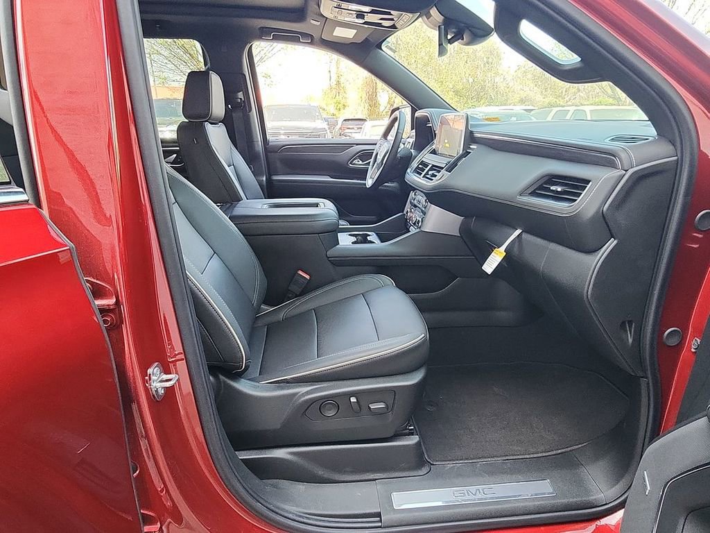 Used 2024 GMC Yukon SLT w/ SLT Premium Package image 28