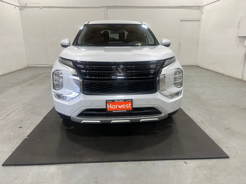 Used 2024 Mitsubishi Outlander SE image 2