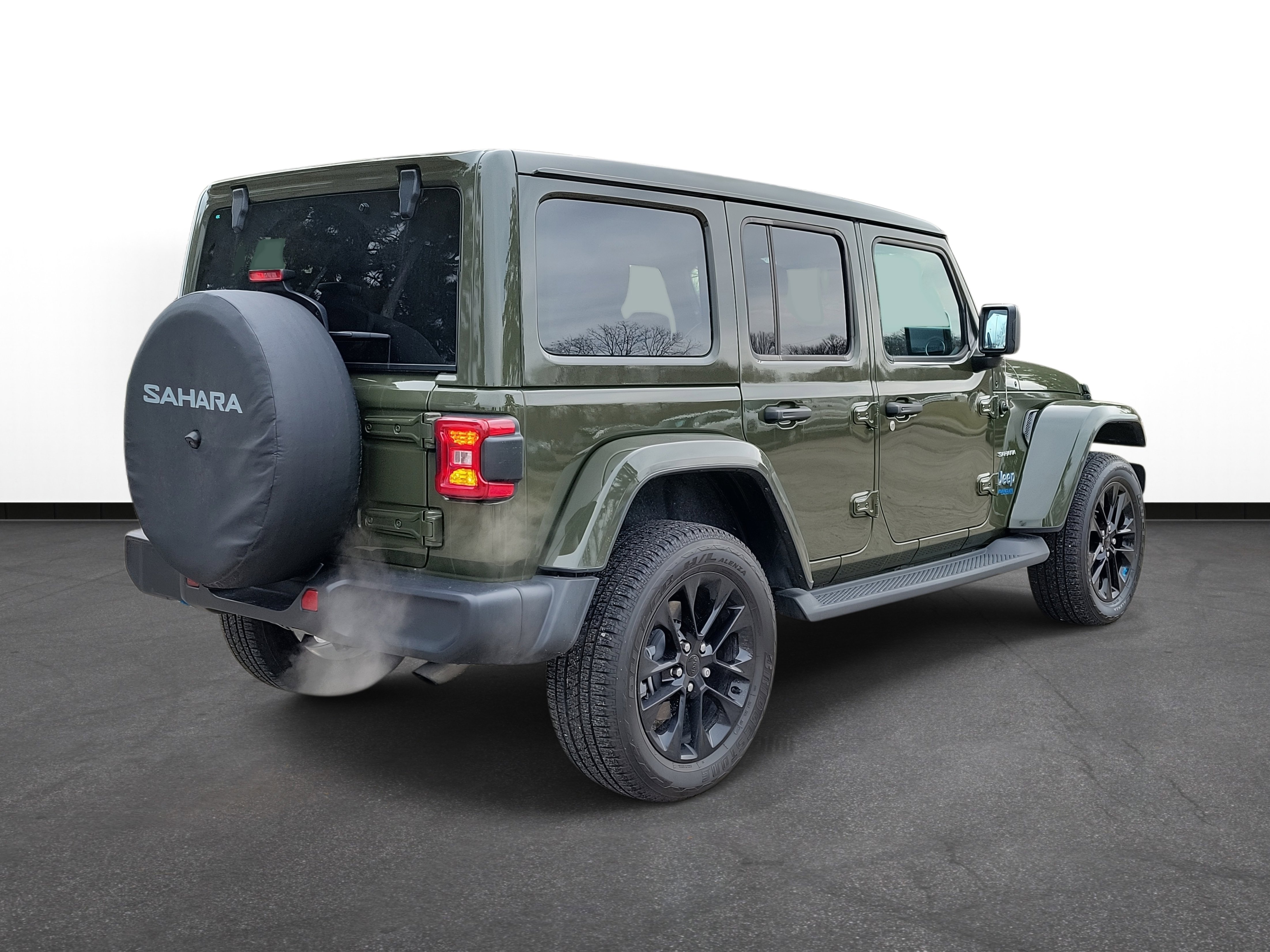 Used 2022 Jeep Wrangler Unlimited Sahara w/ Cold Weather Group image 4