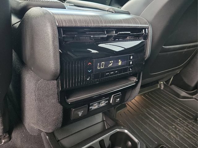 Used 2024 Jeep Wagoneer Series III w/ Premium Group I AWD/4WD image 13