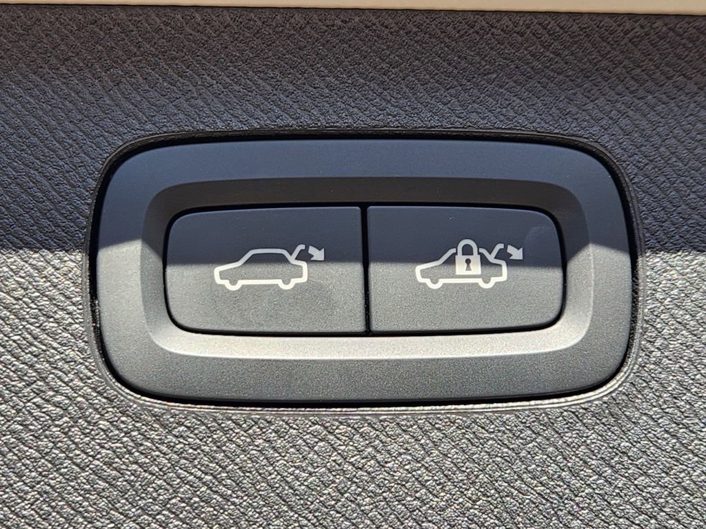 New 2025 Volvo XC90 B6 Core w/ Protection Package Premier image 24