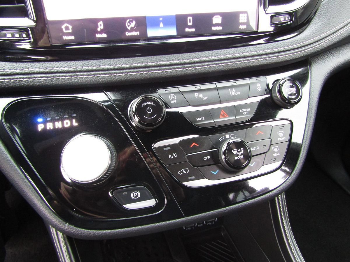 Used 2025 Chrysler Pacifica Limited image 19