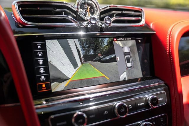 Used 2022 Bentley Bentayga image 40
