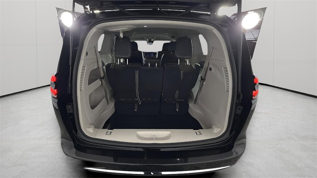 Used 2024 Chrysler Pacifica Touring-L image 34