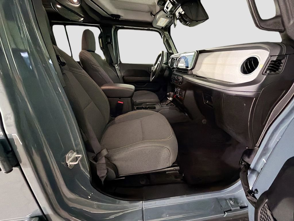 Used 2025 Jeep Wrangler Unlimited Sahara AWD/4WD image 31