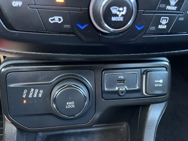 Used 2023 Jeep Renegade Latitude AWD/4WD image 25