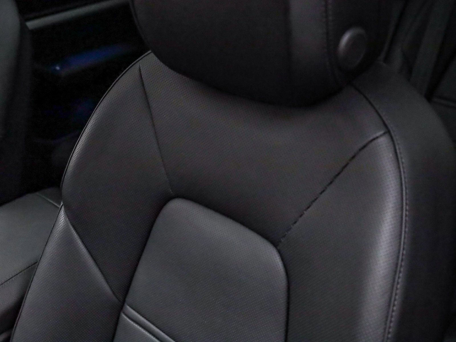 Certified 2025 Porsche Cayenne S image 27