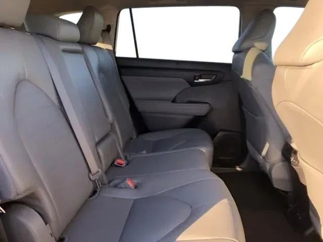 Used 2023 Toyota Highlander XLE image 23