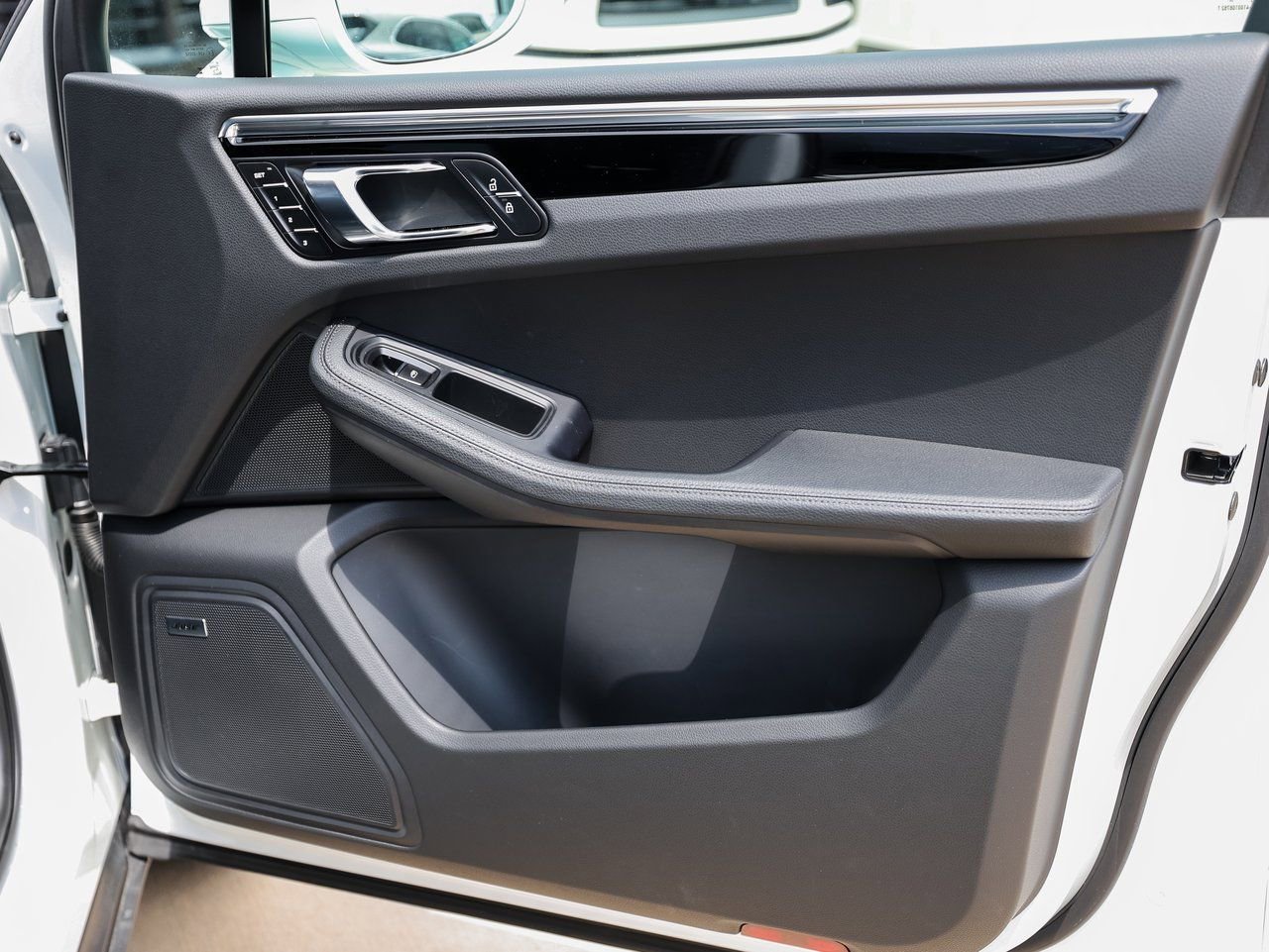 Certified 2025 Porsche Macan AWD/4WD image 26