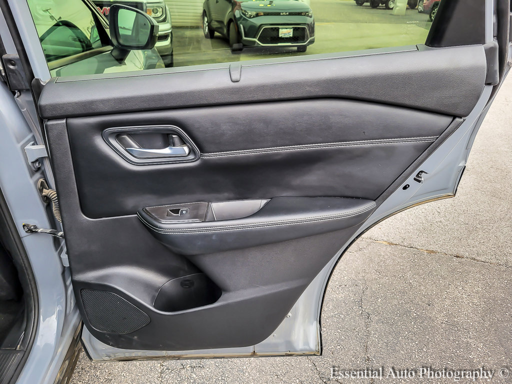 Used 2025 Nissan Rogue SL w/ Tech Package image 32