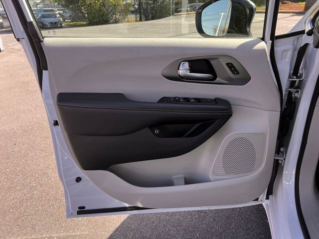 Used 2024 Chrysler Pacifica Select image 11
