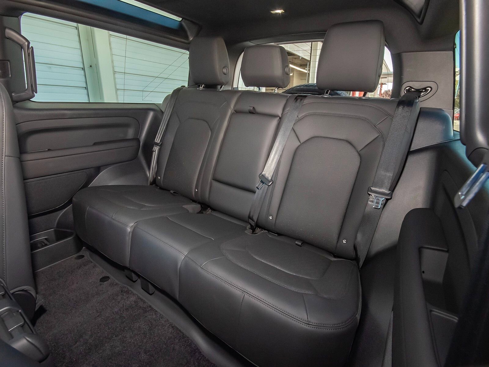 Used 2025 Land Rover Defender 90 S image 45