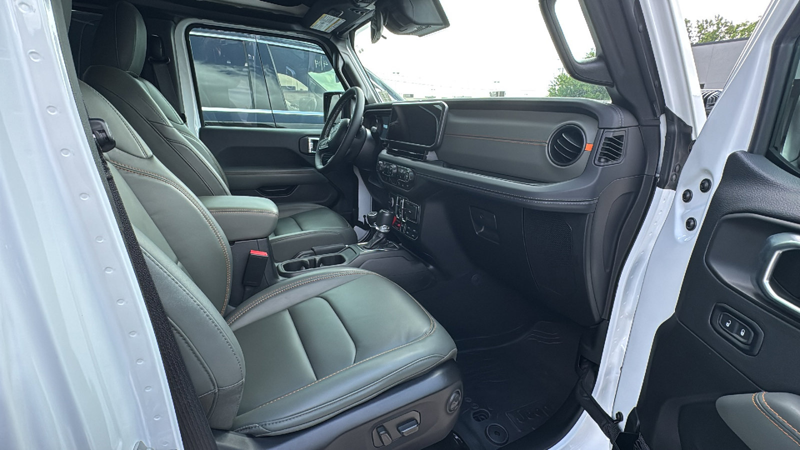 Used 2025 Jeep Gladiator Mojave w/ Safety Group image 16