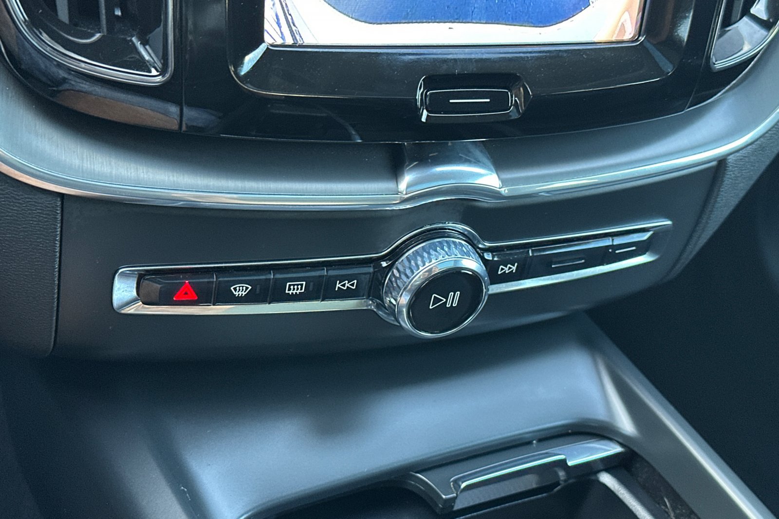 Certified 2025 Volvo XC60 B5 Core AWD/4WD image 25