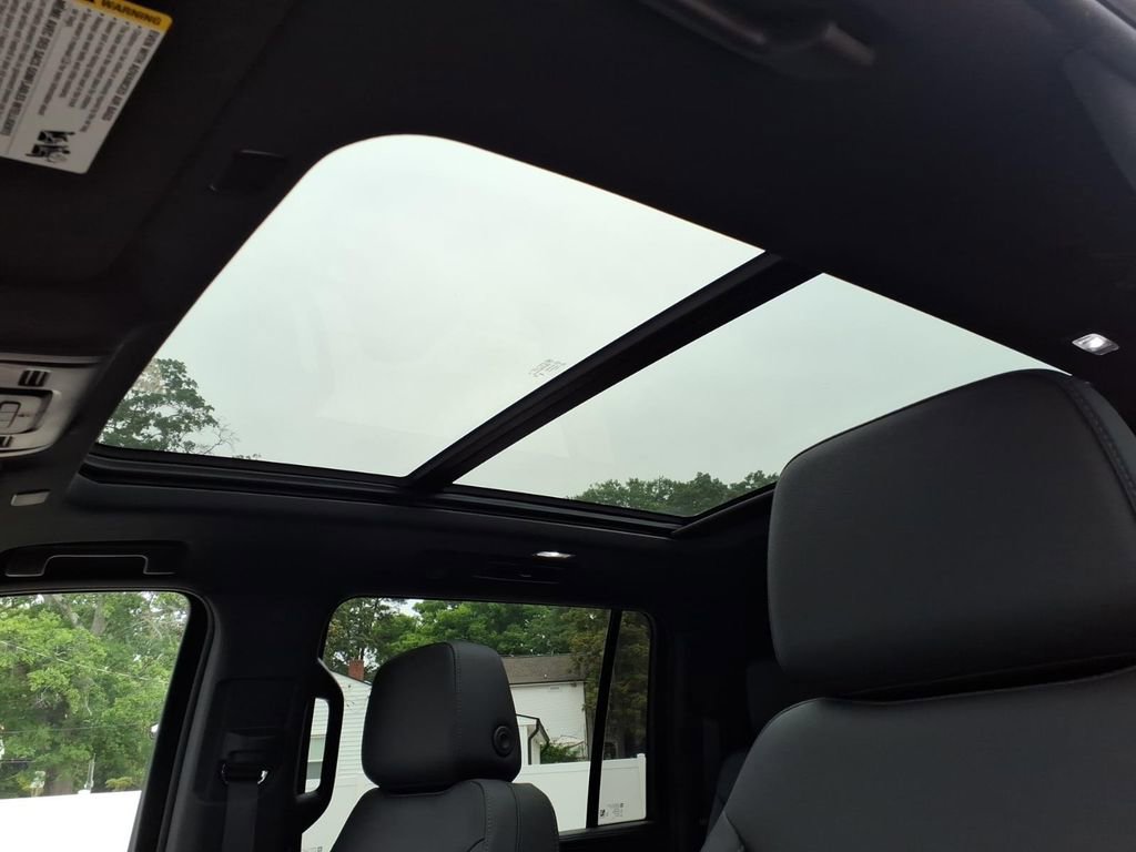 Used 2024 Chevrolet Suburban Z71 w/ Luxury Package AWD/4WD image 18