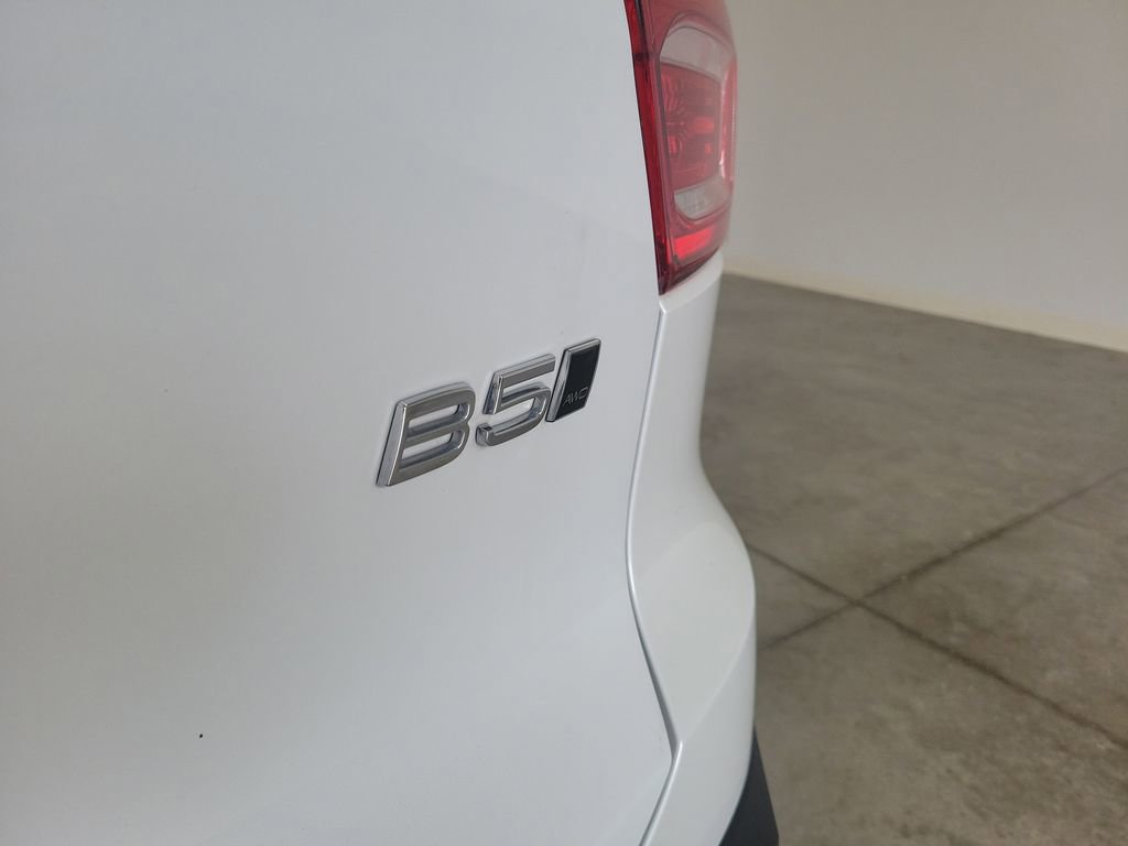 Used 2025 Volvo XC40 B5 Core image 8