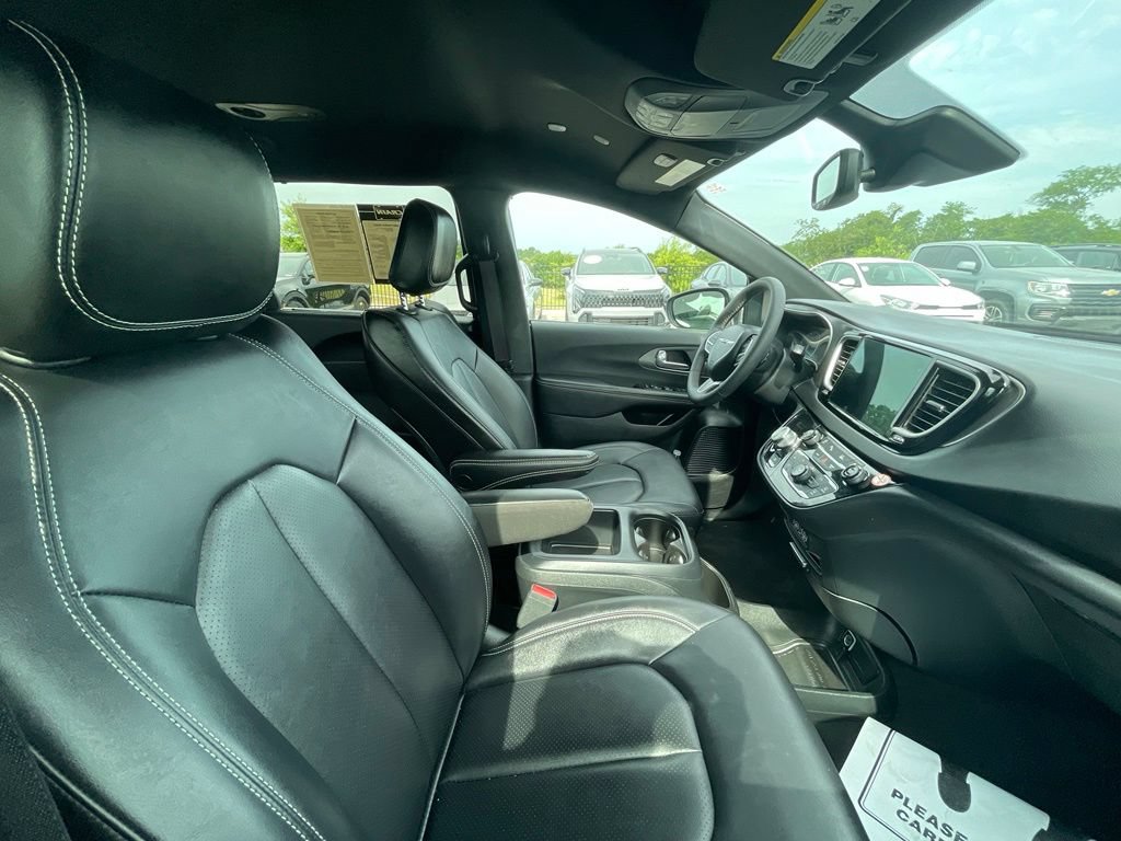 Used 2025 Chrysler Pacifica Select FWD image 9