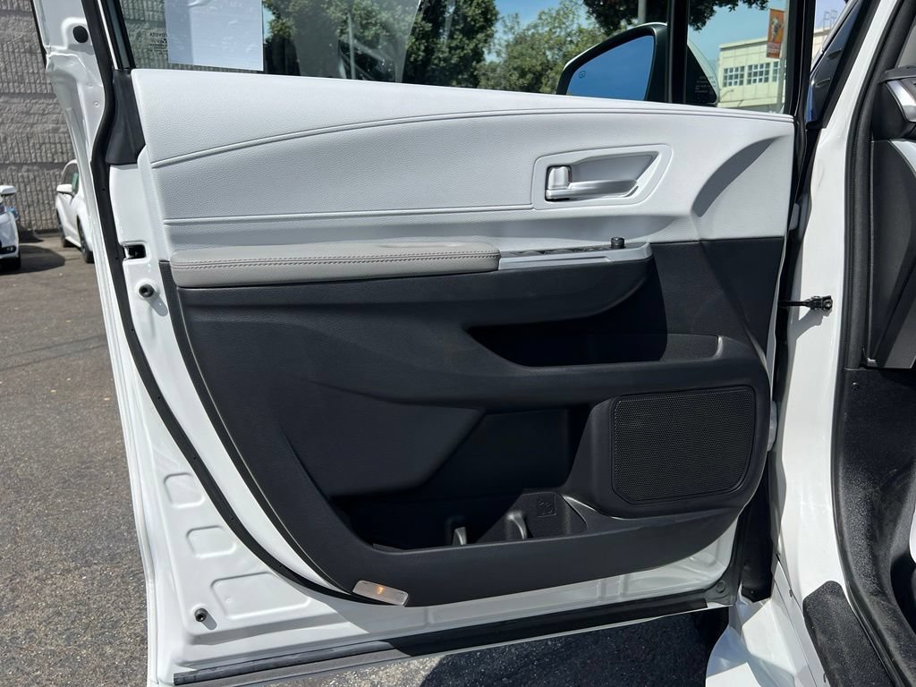 Used 2026 Toyota Sienna XLE FWD image 47