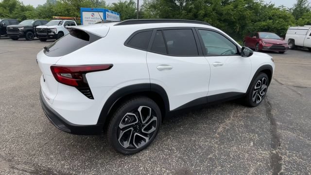 New 2026 Chevrolet Trax RS w/ Sunroof Package FWD image 2