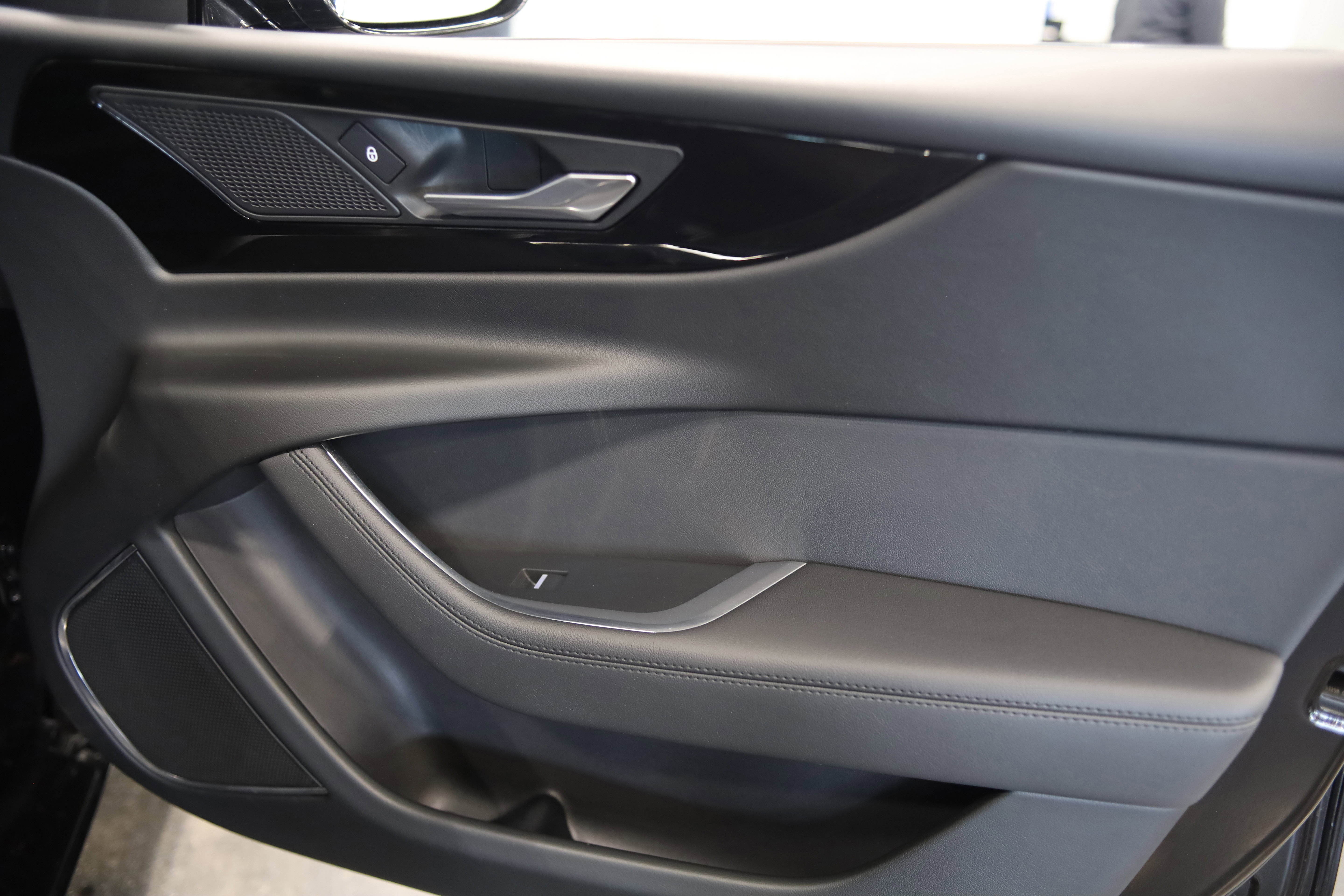 Used 2020 Jaguar XE S image 35