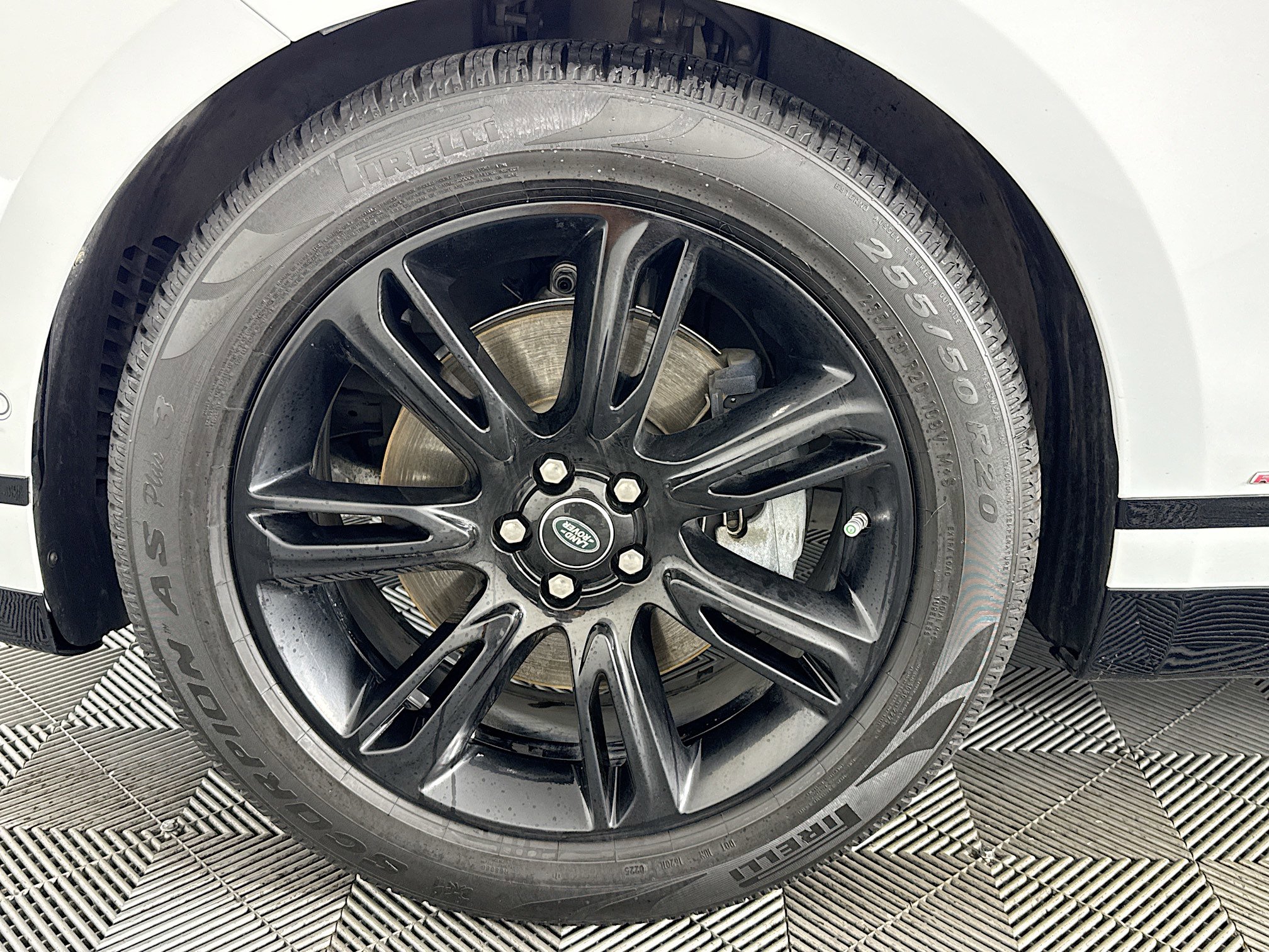 Used 2018 Land Rover Range Rover Velar R-Dynamic SE image 37