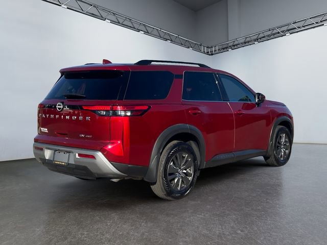 Used 2024 Nissan Pathfinder SV image 3