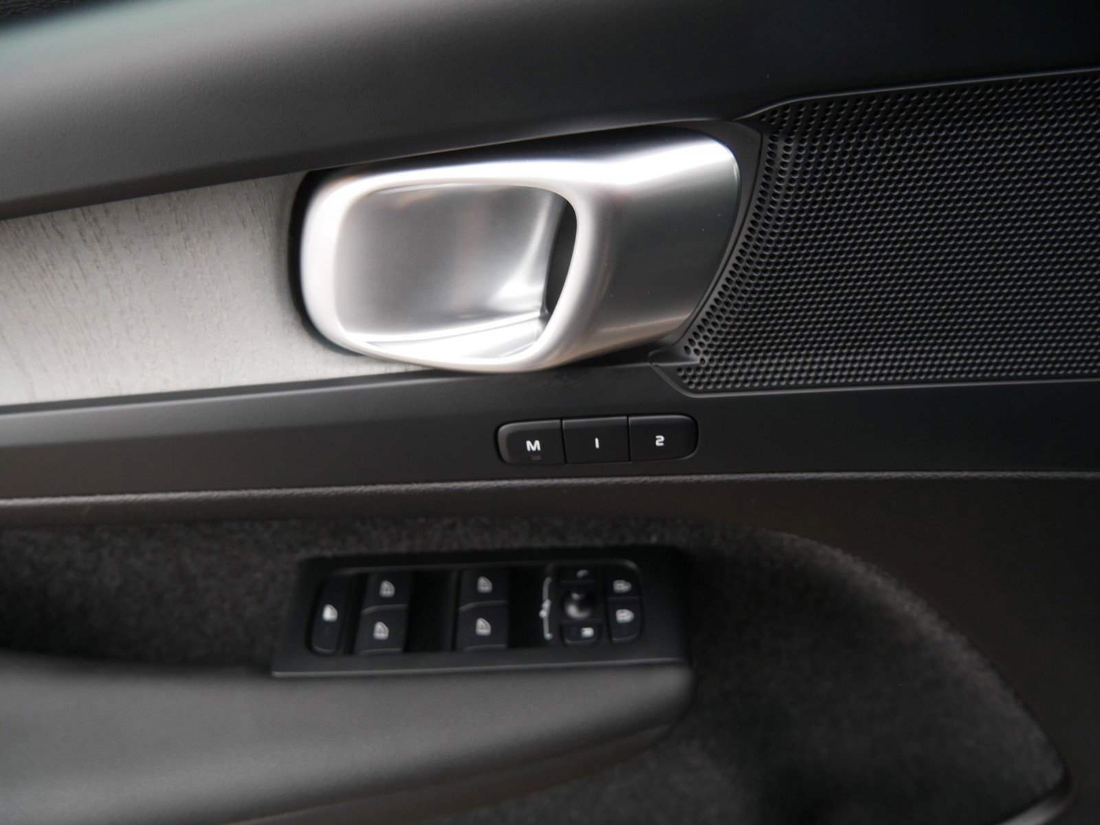 Certified 2025 Volvo XC40 B5 Plus image 18