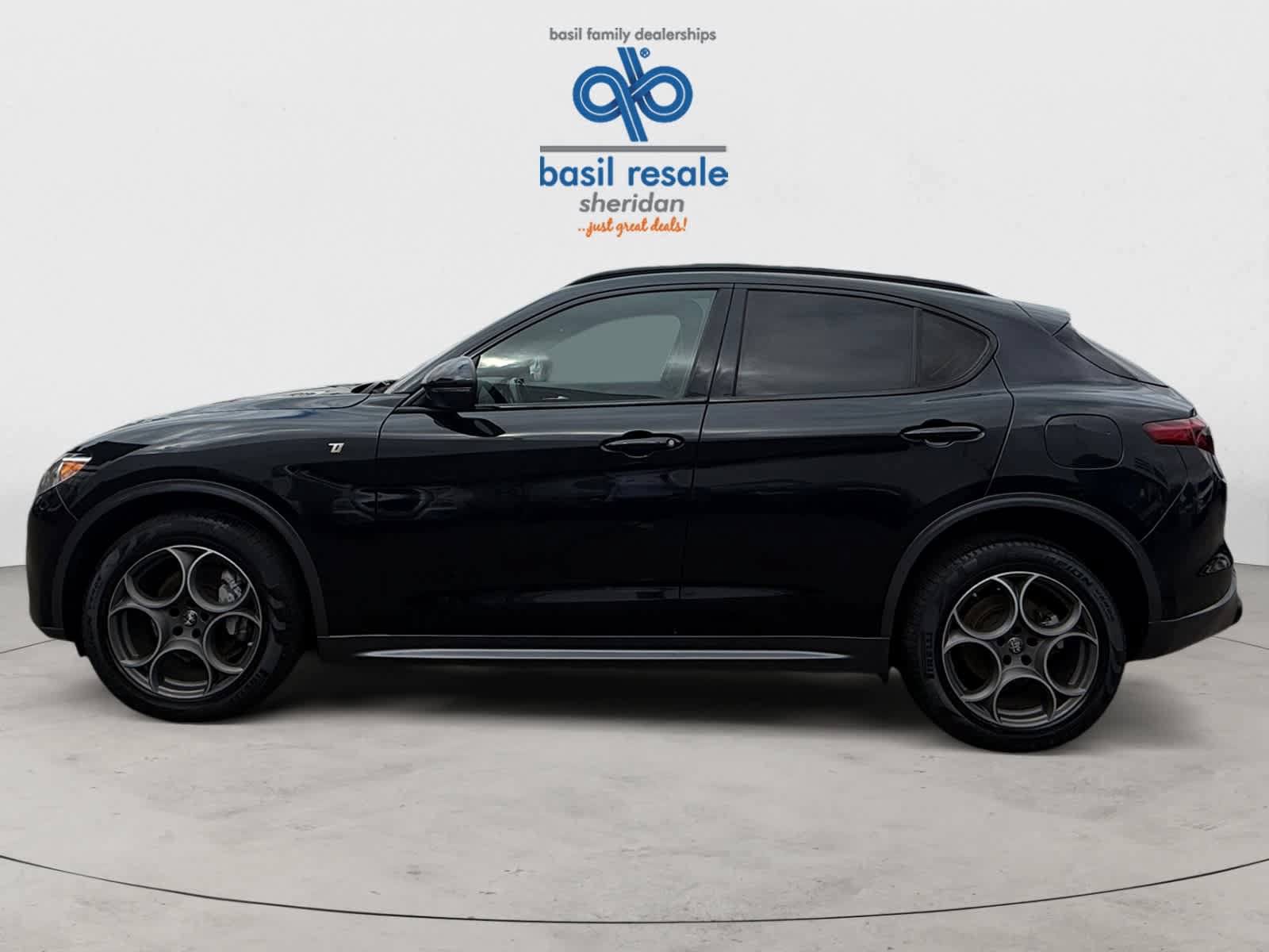 Used 2023 Alfa Romeo Stelvio Ti AWD/4WD image 3