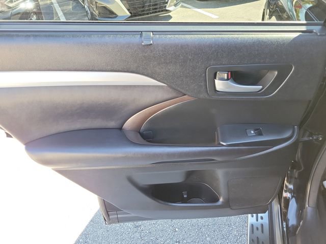 Used 2016 Toyota Highlander XLE image 13