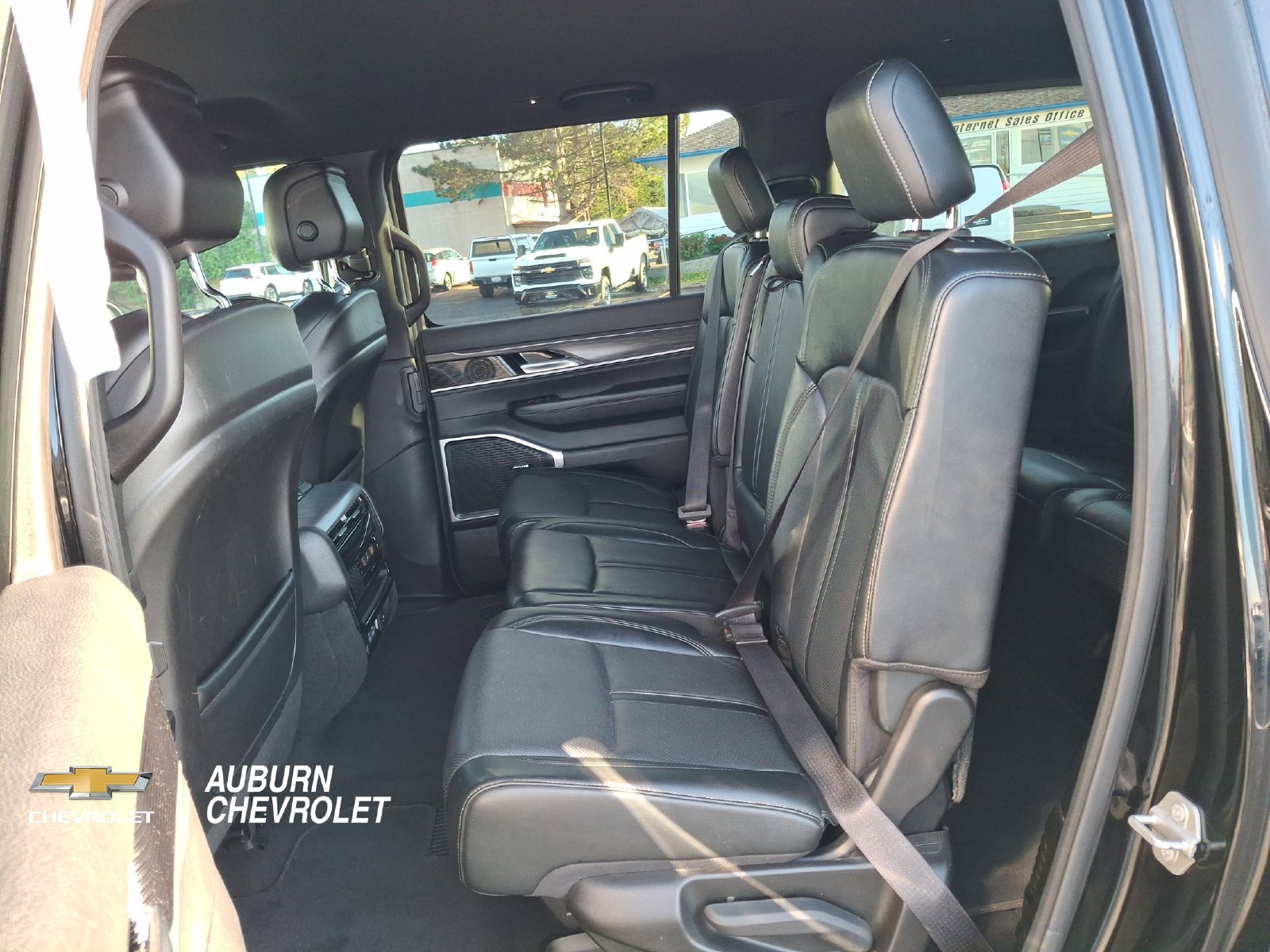 Used 2024 Jeep Wagoneer L Series II AWD/4WD image 18