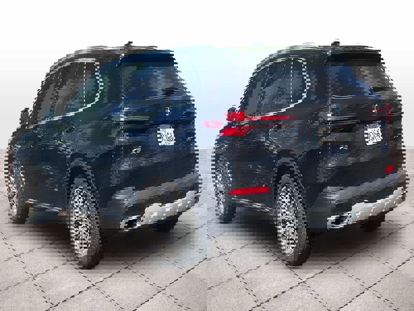 Used 2024 BMW X5 xDrive50e w/ Parking Assistance Package AWD/4WD image 12