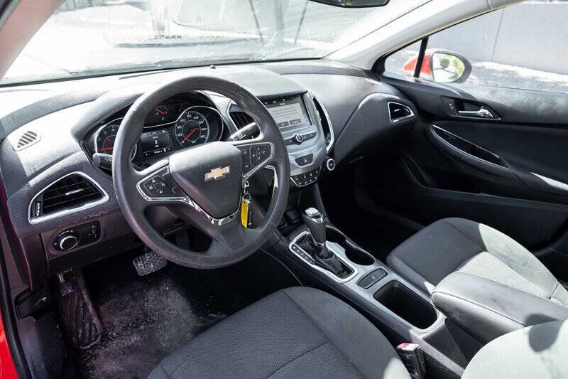 Used 2017 Chevrolet Cruze LT image 9