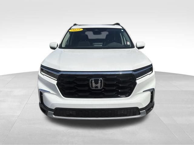 Used 2025 Honda Pilot Touring image 7