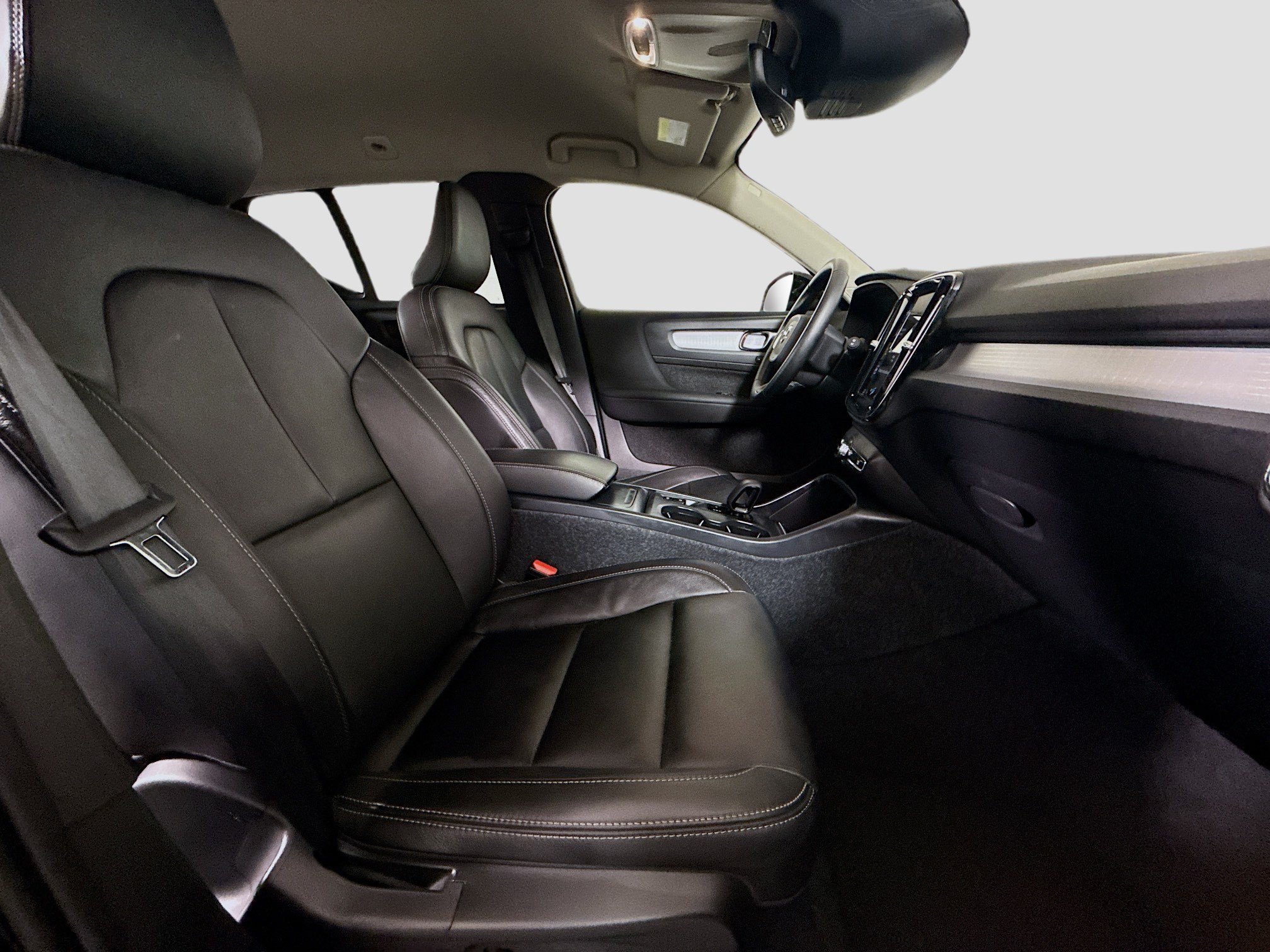 Used 2022 Volvo XC40 T4 Momentum FWD image 29